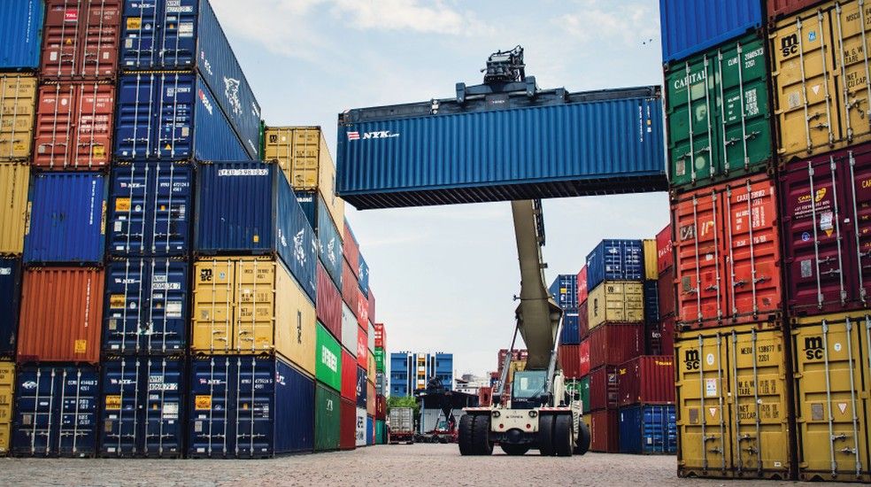 Movimentação de containeres no porto de Santos